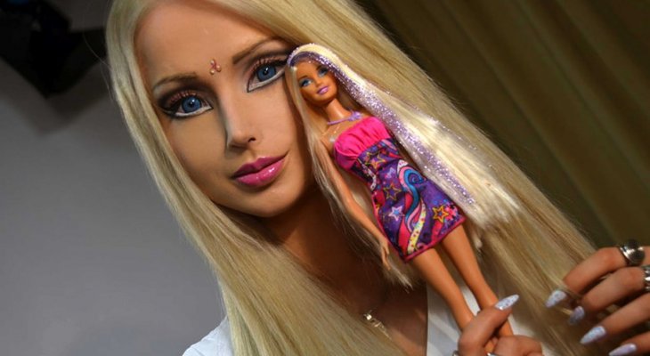Így nézett ki az élő Barbie Baba a műtétek előtt Barbie baba műtétek előtt