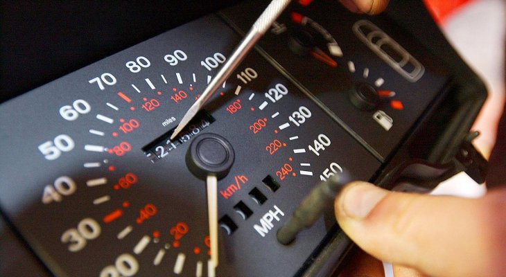 Biztos átverés: így tekerik vissza a kilométerórát a csaló kereskedők! Csaló kereskedők visszatekerik a kilométerórát
