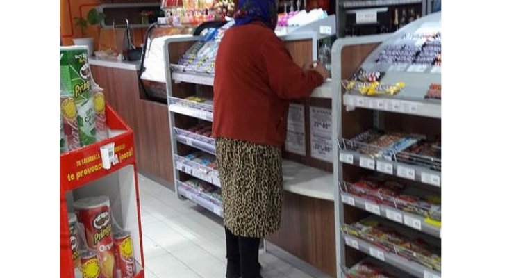 A néni levette sáros cipőjét a benzinkút ajtajában és úgy ment be fizetni Levetette sáros cipőjét az asszony a benzinkút bejáratánál