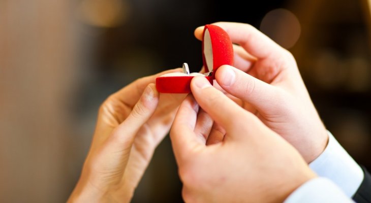 Ha a tökéletes gyűrűvel szeretnéd megkérni párod kezét, mindenképpen olvasd el tippjeinket Ha bajban vagy a gyűrű választással, akkor ezek a tippek neked íródtak