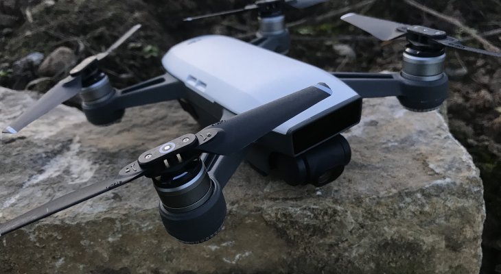 Vajon elég egy okos telefon a DJI Spark irányításához? Cikkünkből megtudhatod Megmutatjuk érdemes e a DJI Sprakhoz távirányítót használni