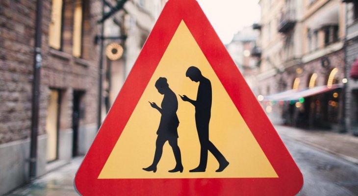 Az első város, ahol betiltották a mobilozást az úttesten való átkelés közben! Mobilozást tiltó tábla - első város, akik betiltották
