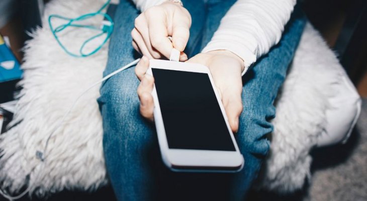 Ezért ne töltsd fel soha 100%-ra a mobilod akksiját! Mobil akksi feltöltés