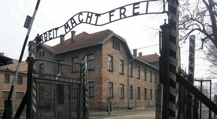 Egy drón repült át az Auschwitz-i haláltábor fölött! Megrendítő képek! Drón az Auschwitz-i haláltábor felett