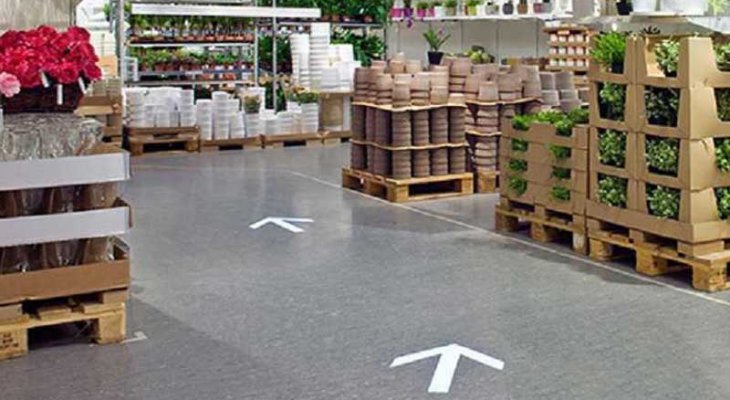 Letartóztatták a férfit, aki kamu nyilakat ragasztott az IKEA padlójára! Kamu nyilakat ragasztott az IKEA padlójára
