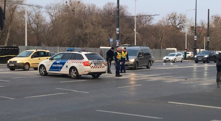 Minden rendőrnek ilyennek kéne legyen! Ezért nagyon becsülnénk őket! Idős néninek segít a rendőr átmenni a zebrán