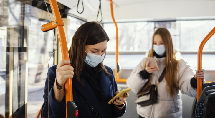 Védettségi igazolvány a tömegközlekedési eszközökön Védettségi igazolványhoz köthetik a tömegközlekedést