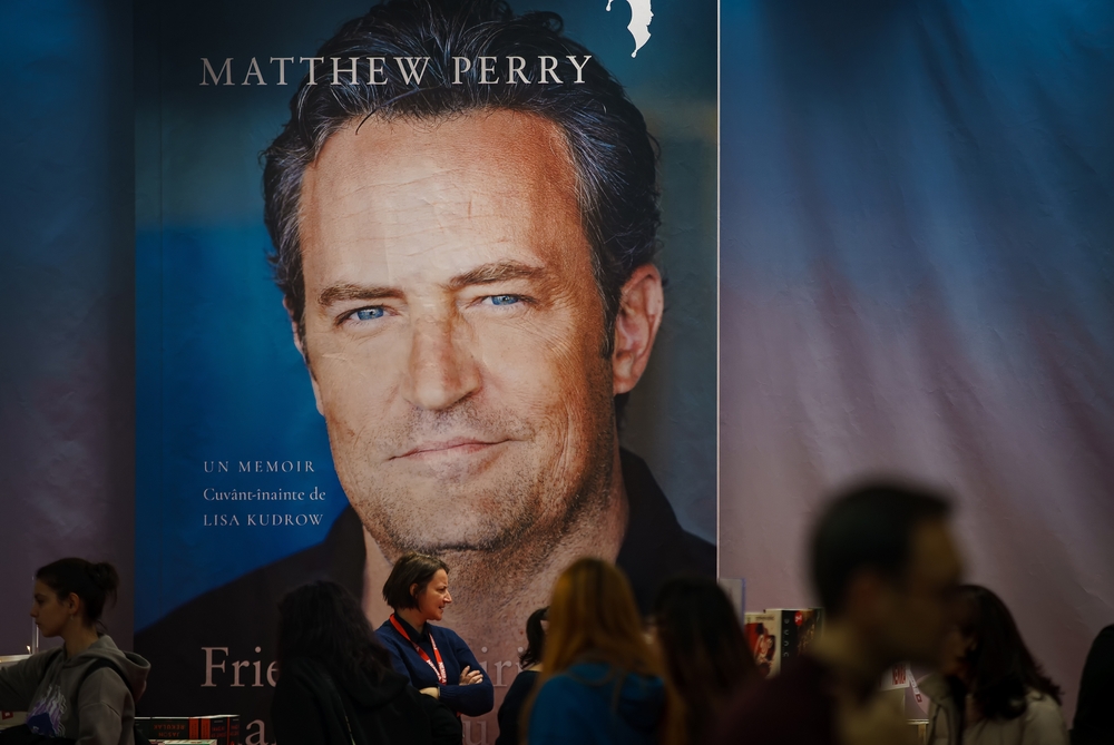 54 éves korában meghalt Matthew Perry Meghalt Matthew Peryy